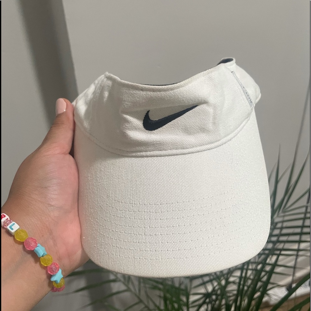 Nike white and black visor 💋